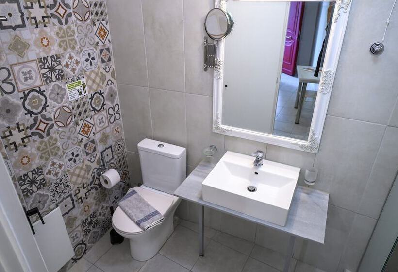 スタンダードスタジオ, Rouda Bay Beach