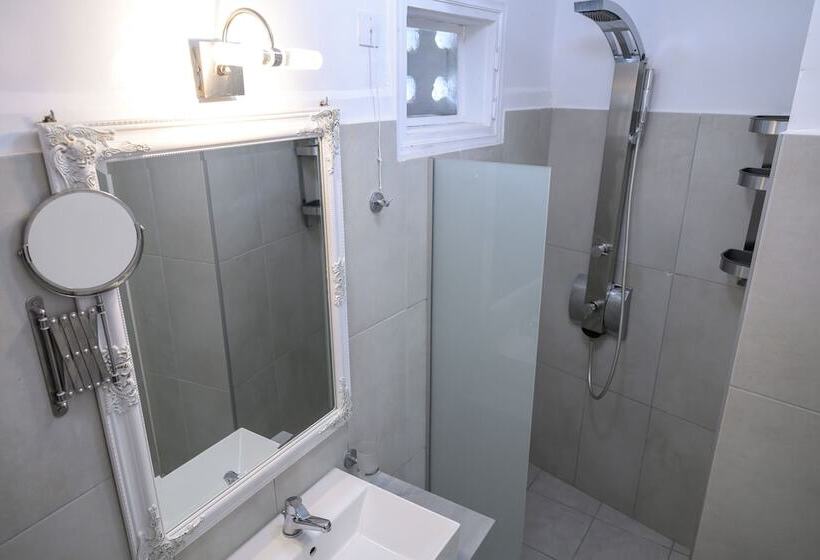 スタンダードスタジオ, Rouda Bay Beach