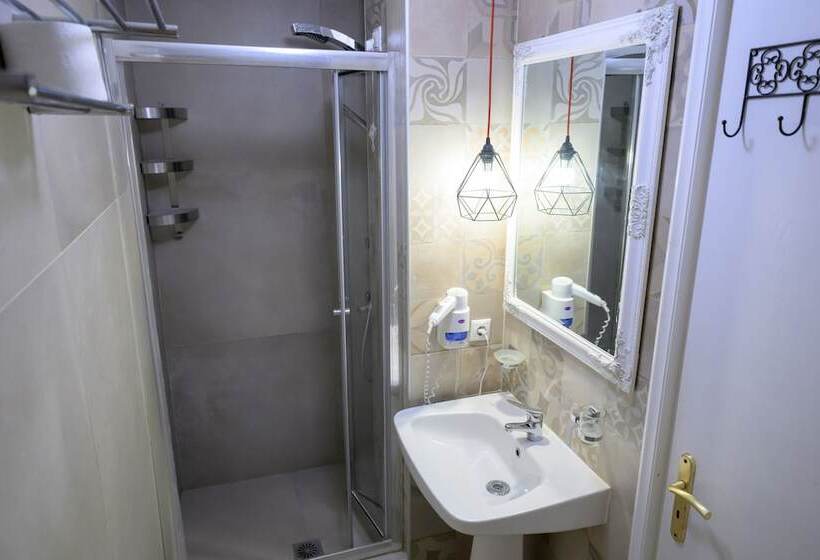 スタンダードスタジオ, Rouda Bay Beach