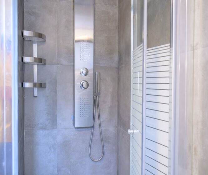 スタンダードスタジオ, Rouda Bay Beach