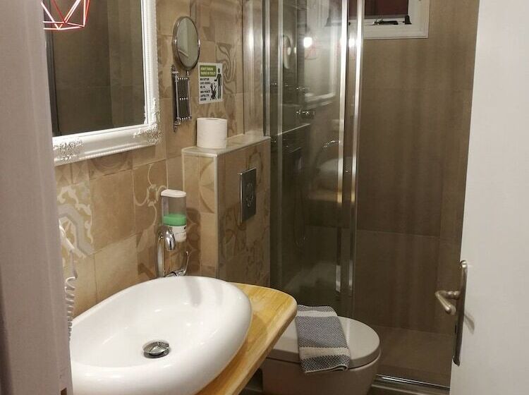 スタンダードスタジオ, Rouda Bay Beach