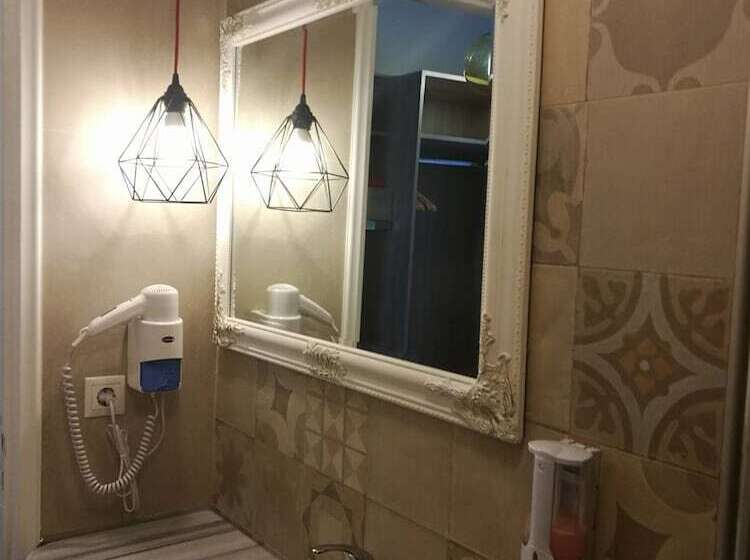 スタンダードスタジオ, Rouda Bay Beach