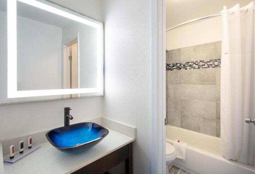 חדר סטנדרט עם מיטת קינג, Baymont By Wyndham Charlotte University