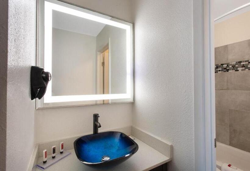 מיטת קינג בסוויטה, Baymont By Wyndham Charlotte University