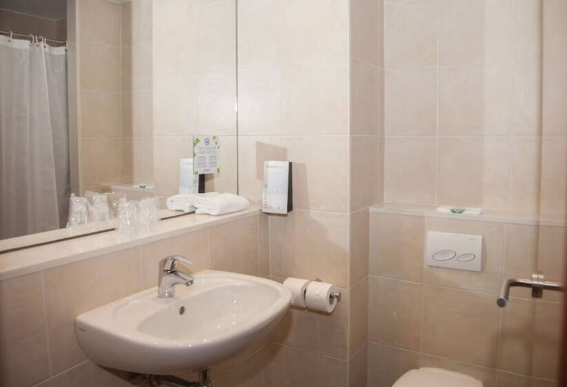 Quarto Estandar, Travelodge Barcelona Cornella Fira
