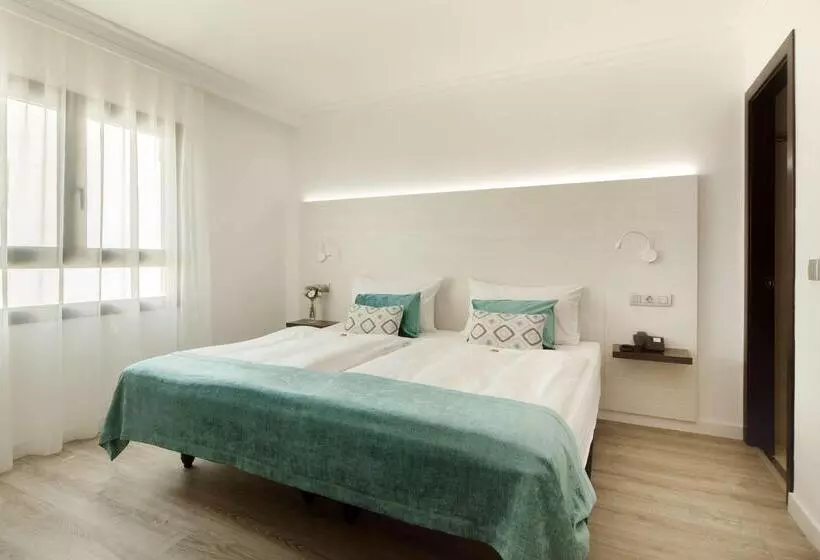 اتاق سوپریور با چشم‌انداز دریا, Hilton Mallorca Galatzo