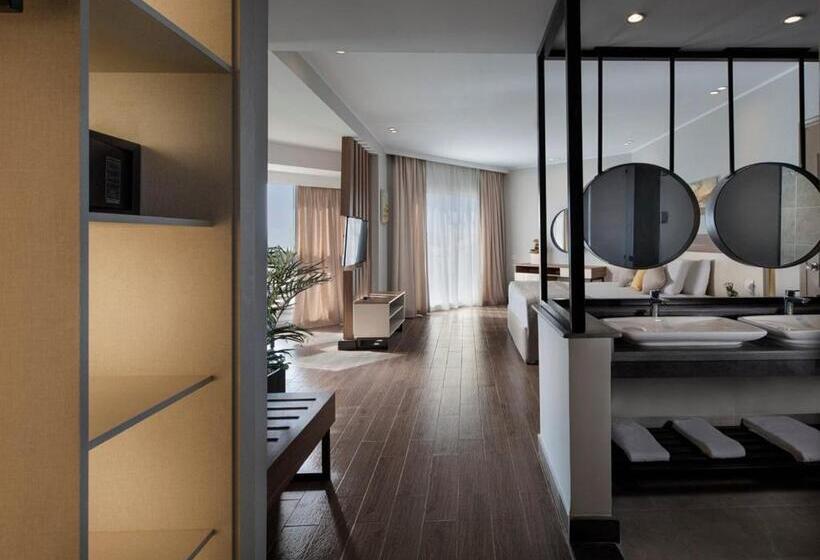 سوییت جونیور با چشم‌انداز دریا, Pyramisa Beach Resort Sahl Hasheesh