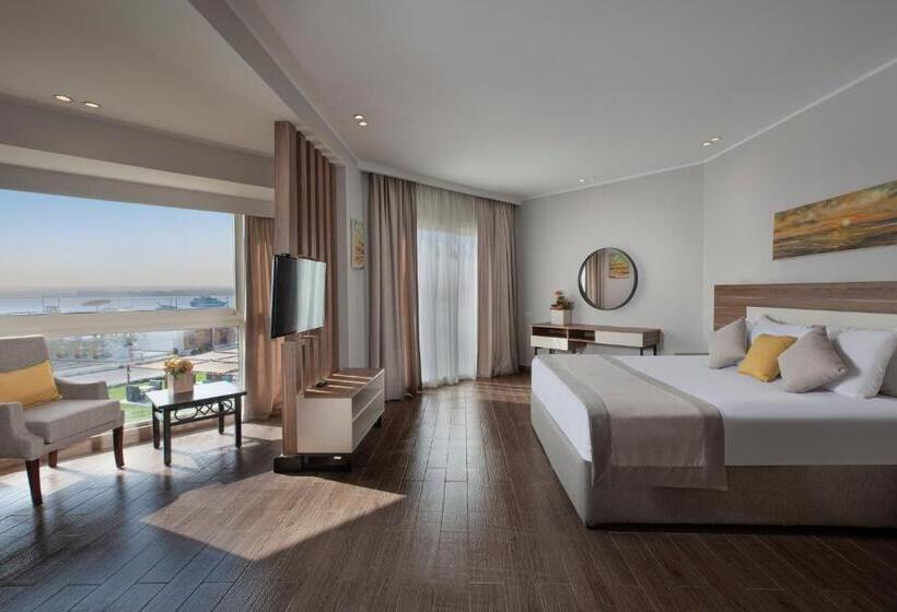 سوییت جونیور با چشم‌انداز دریا, Pyramisa Beach Resort Sahl Hasheesh