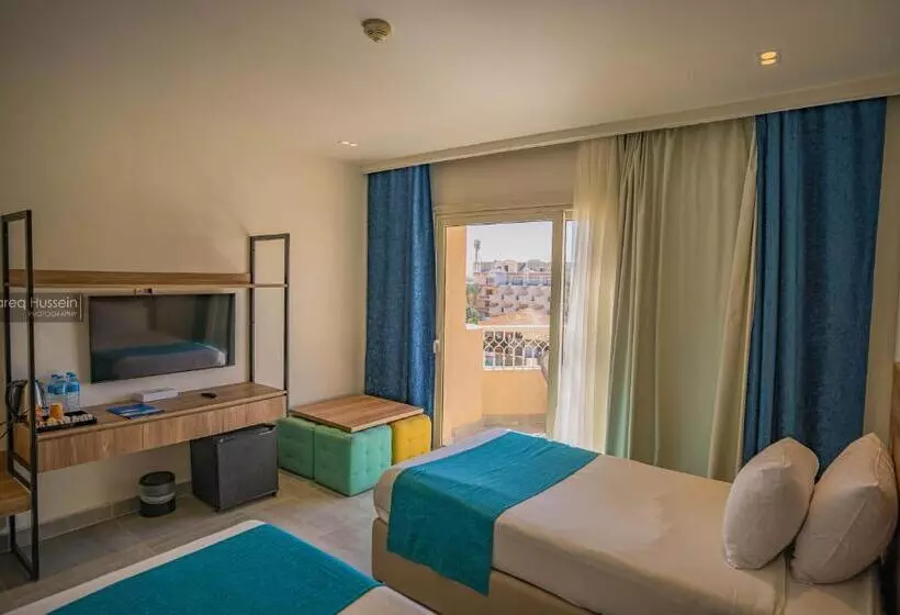 片側に海が見えるデラックスルーム, Pyramisa Beach Resort Sahl Hasheesh