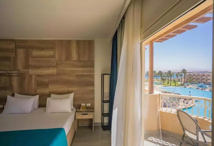 片側に海が見えるデラックスルーム, Pyramisa Beach Resort Sahl Hasheesh