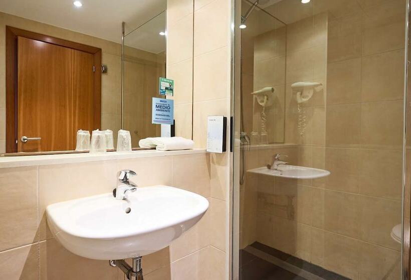 Номер Стандарт Трехместный, Travelodge Barcelona Cornella Fira