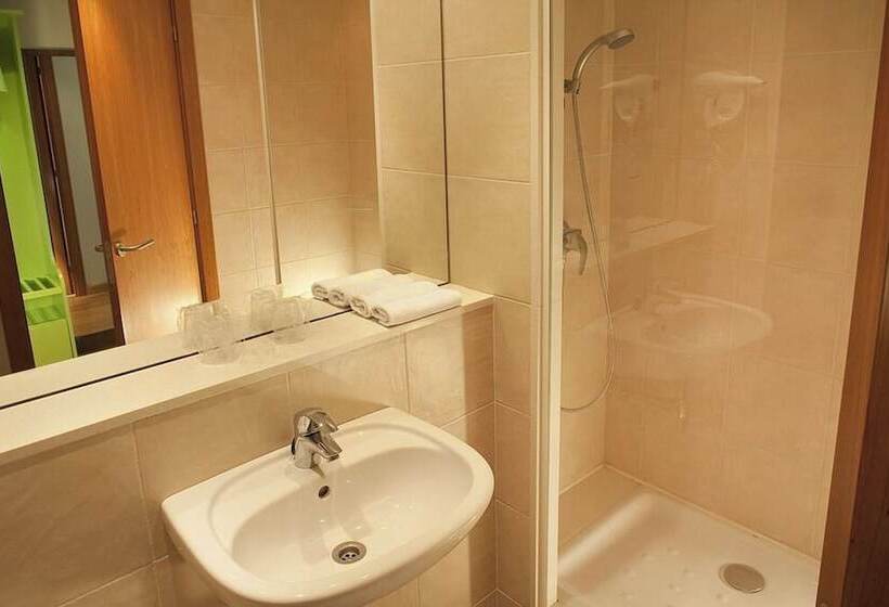 Quarto Triplo Estandar, Travelodge Barcelona Cornella Fira