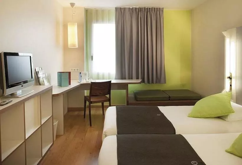 اتاق استاندارد سه نفره, Travelodge Barcelona Cornella Fira
