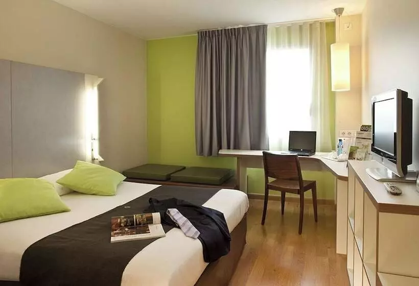 اتاق استاندارد سه نفره, Travelodge Barcelona Cornella Fira