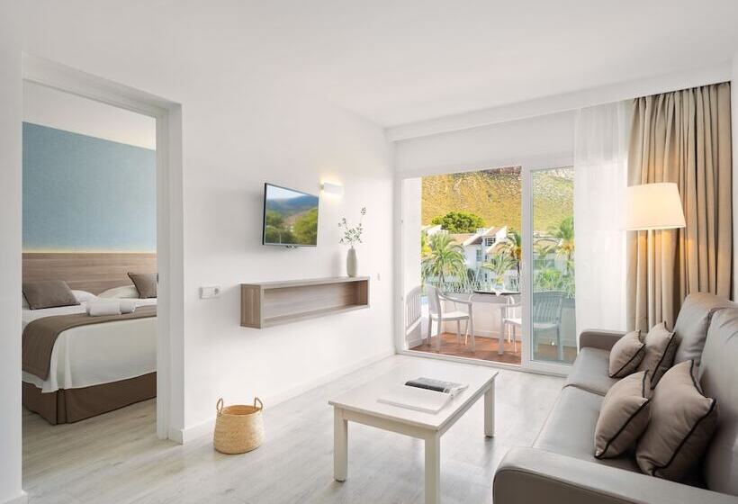 Люкс Вид на Бассейн, Puerto Azul Suite
