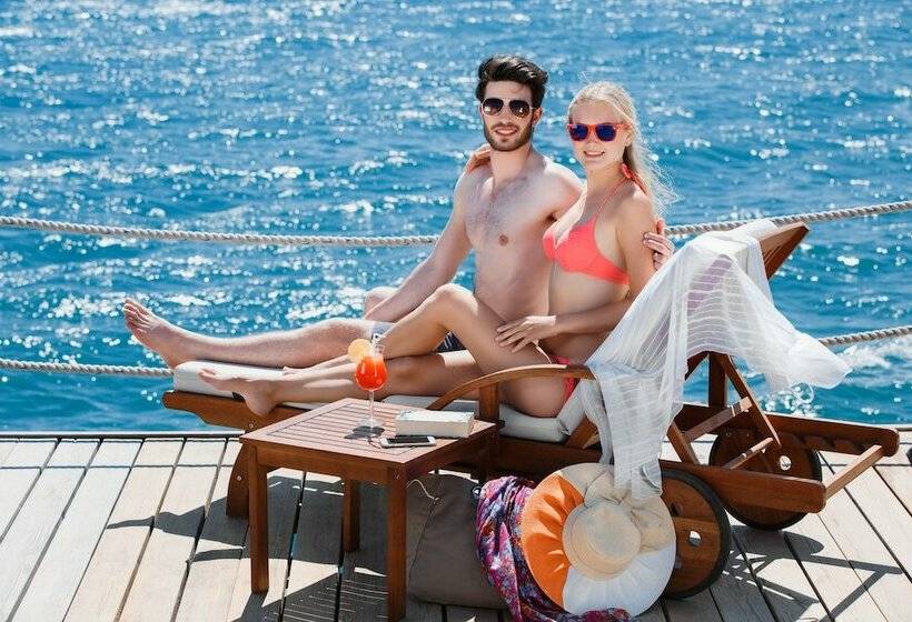 Люкс Кровать Кинг, Adam & Eve   Adult Only
