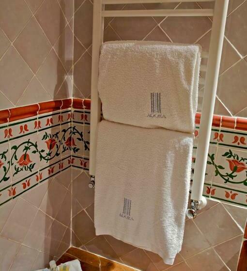 اتاق استاندارد سه نفره, Agora Juan De Austria