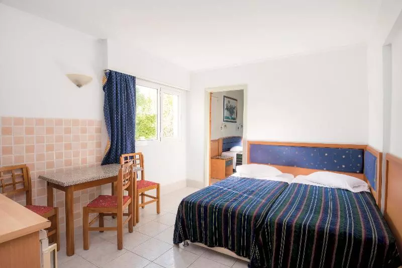 Chambre Familiale, Atlantis