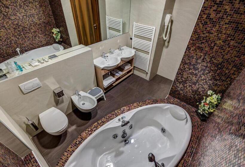 سوئیت با وان آب گرم, Capital