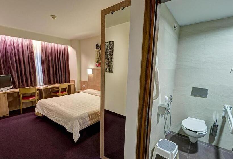 اتاق سوپریور با تخت بزرگ, Capital