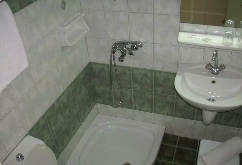 Standard Kolmen Hengen Huone, Claridge