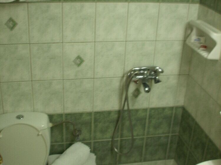 标准三人间, Claridge