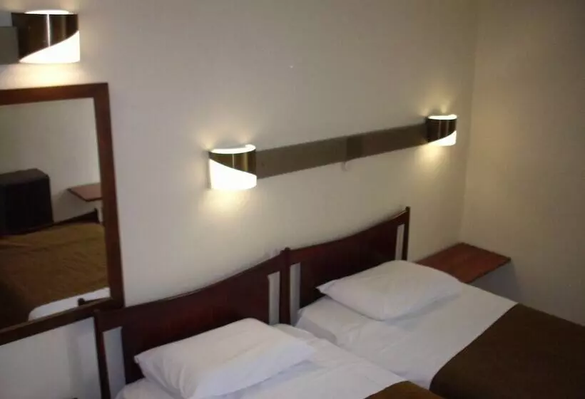 Standard Kolmen Hengen Huone, Claridge