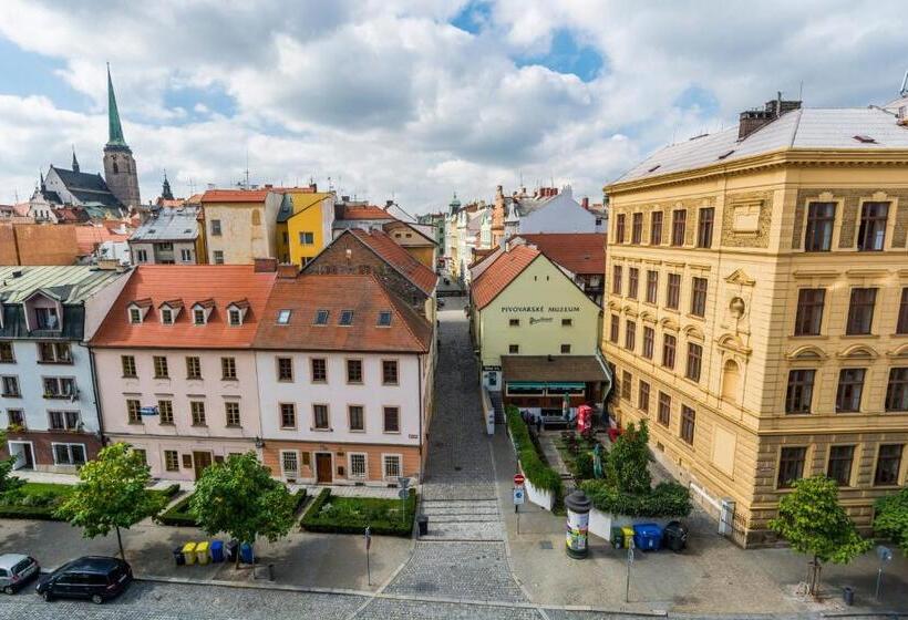 جناح جونيور, Courtyard By Marriott Pilsen