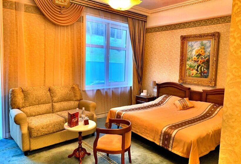 سوییت جونیور, Grand Palace