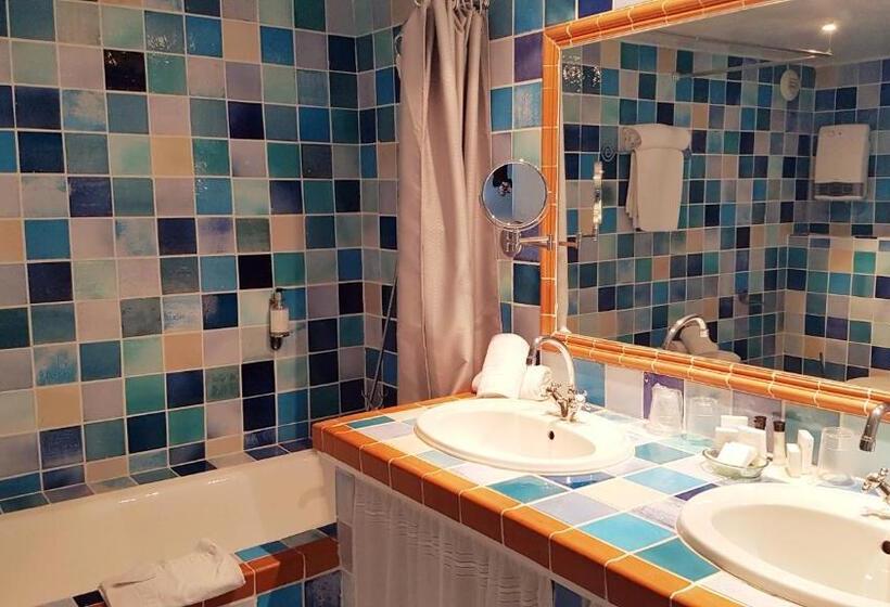 غرفة عائلية مطلّة علي حمام السباحة, L Orangeraie