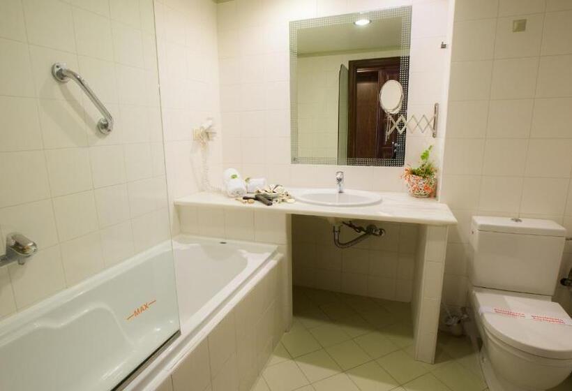 带景观的三人标准房间, Meteora Hotel At Kastraki