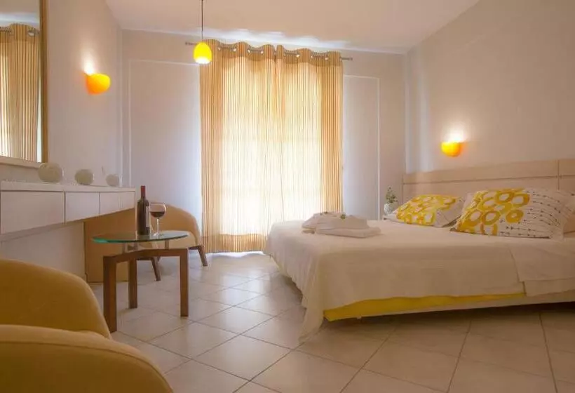 Standard Neljän Hengen Huone Puutarhanäkymä, Meteora Hotel At Kastraki