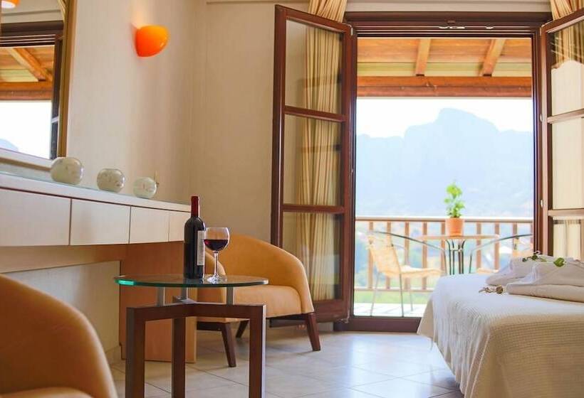 带景观的三人标准房间, Meteora Hotel At Kastraki