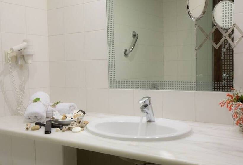 带景观的三人标准房间, Meteora Hotel At Kastraki