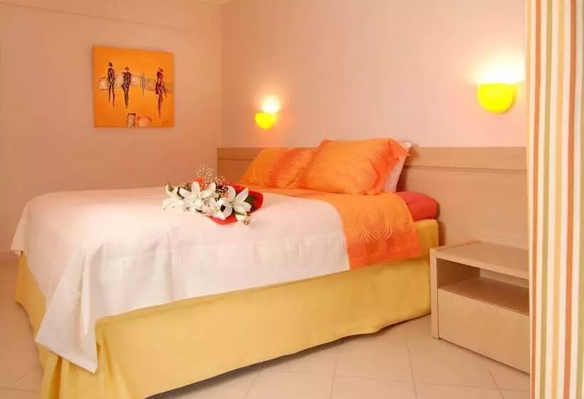 Standard Kolmen Hengen Huone Puutarhanäkymä, Meteora Hotel At Kastraki