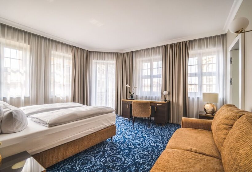 高级小型套房, Suitess