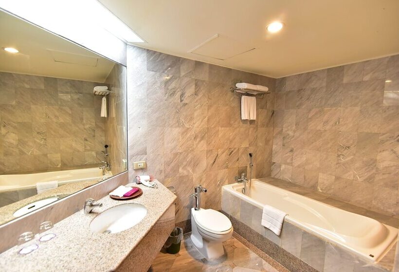 חדר סופריור, Thumrin Thana