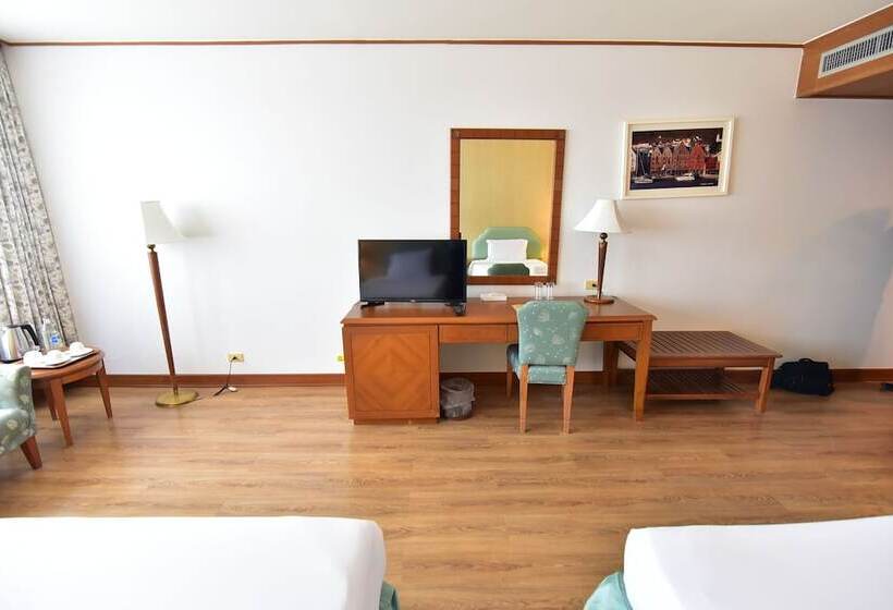 חדר סופריור, Thumrin Thana