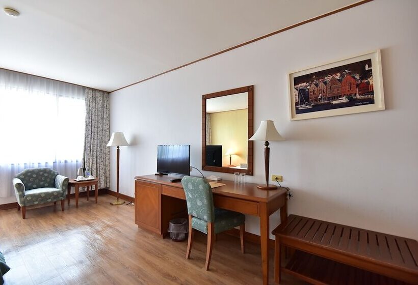 חדר סופריור, Thumrin Thana