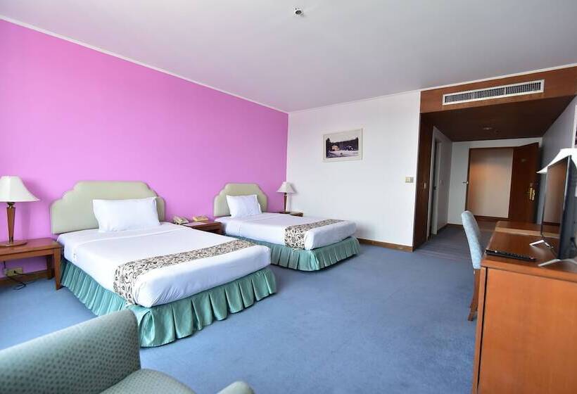 חדר סופריור, Thumrin Thana