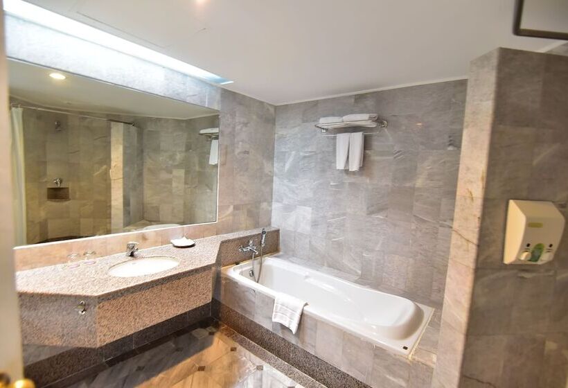 חדר דלוקס, Thumrin Thana