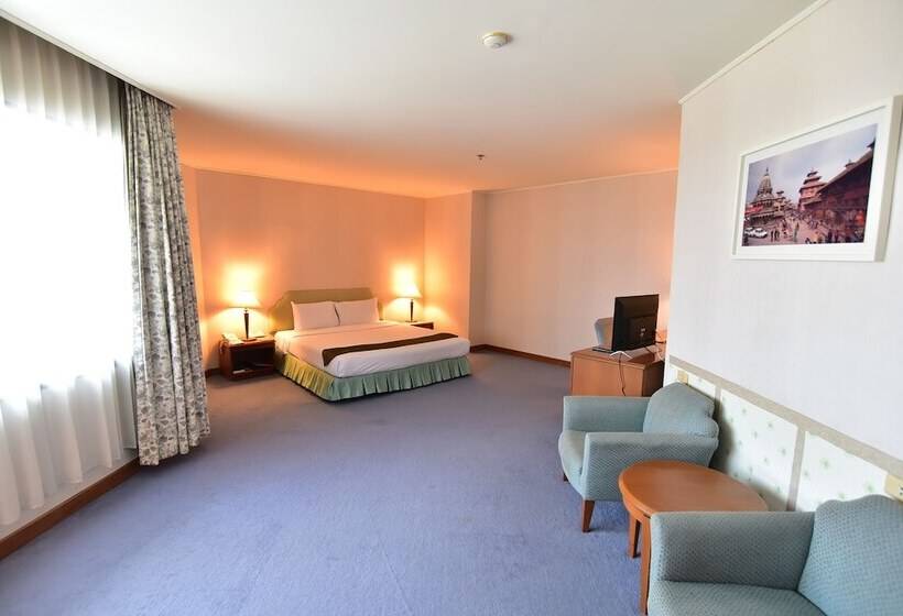 חדר דלוקס, Thumrin Thana