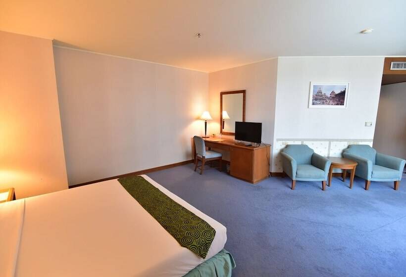 חדר דלוקס, Thumrin Thana