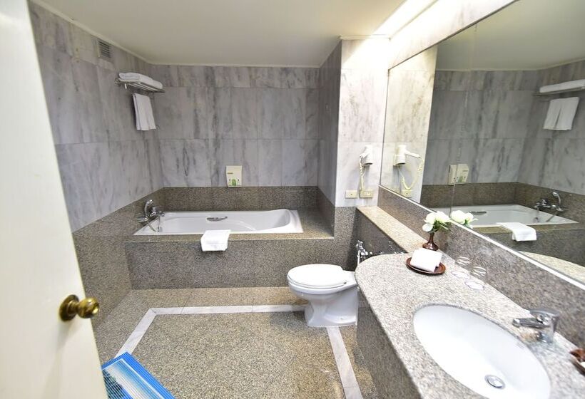 סוויטת ג'וניור, Thumrin Thana