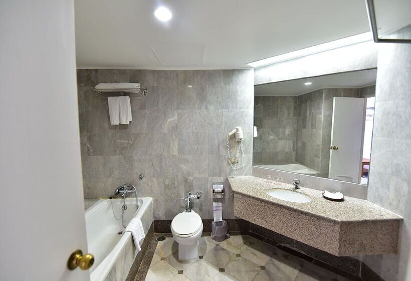 סוויטת ג'וניור, Thumrin Thana