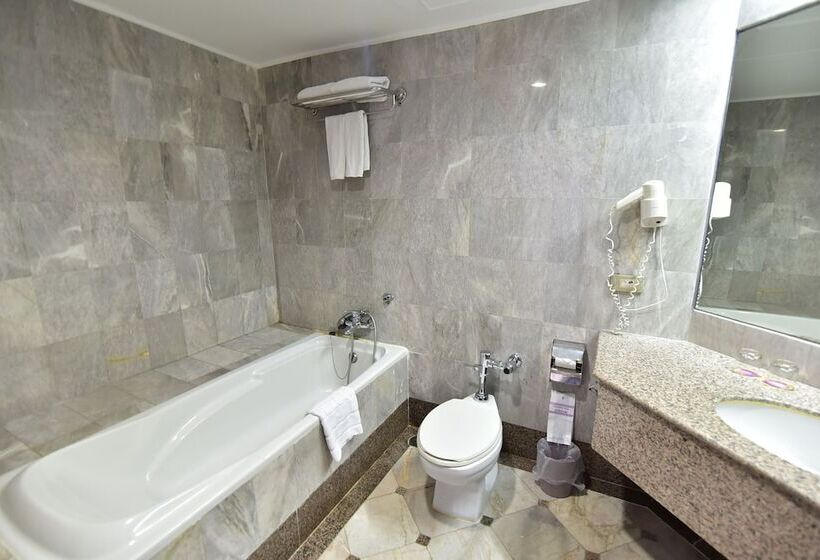 סוויטת ג'וניור, Thumrin Thana