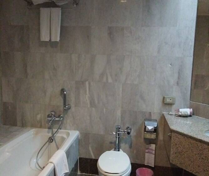 סוויטת ג'וניור, Thumrin Thana