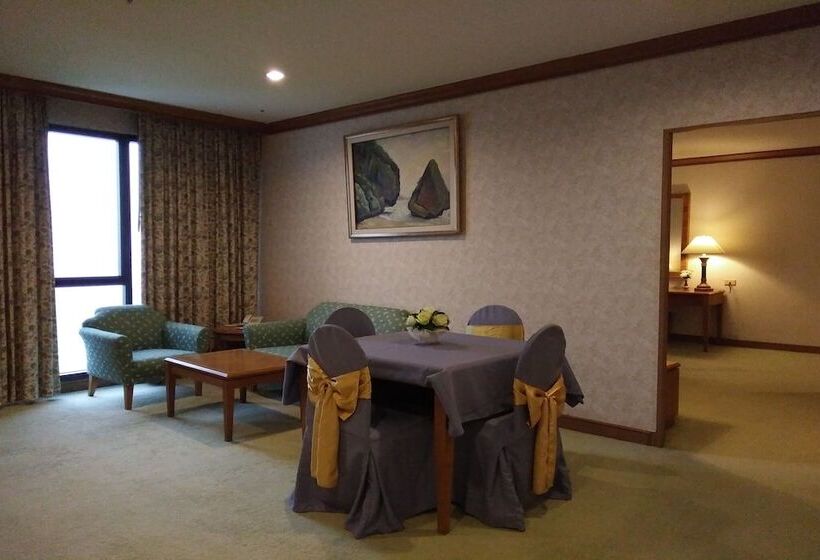 סוויטת ג'וניור, Thumrin Thana