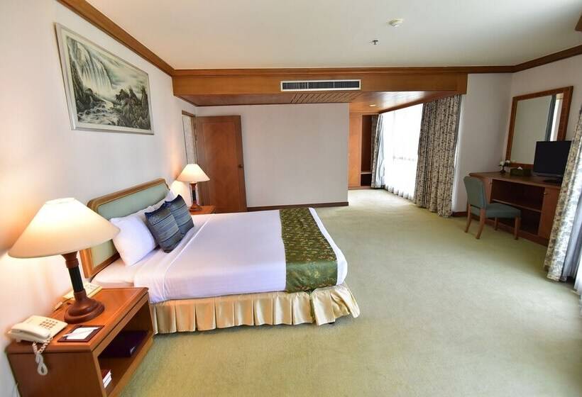 סוויטת ג'וניור, Thumrin Thana