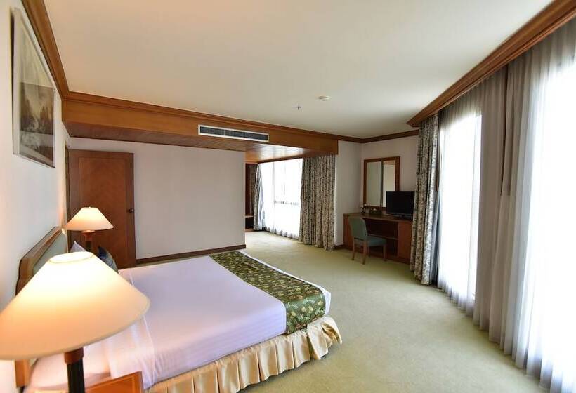 סוויטת ג'וניור, Thumrin Thana